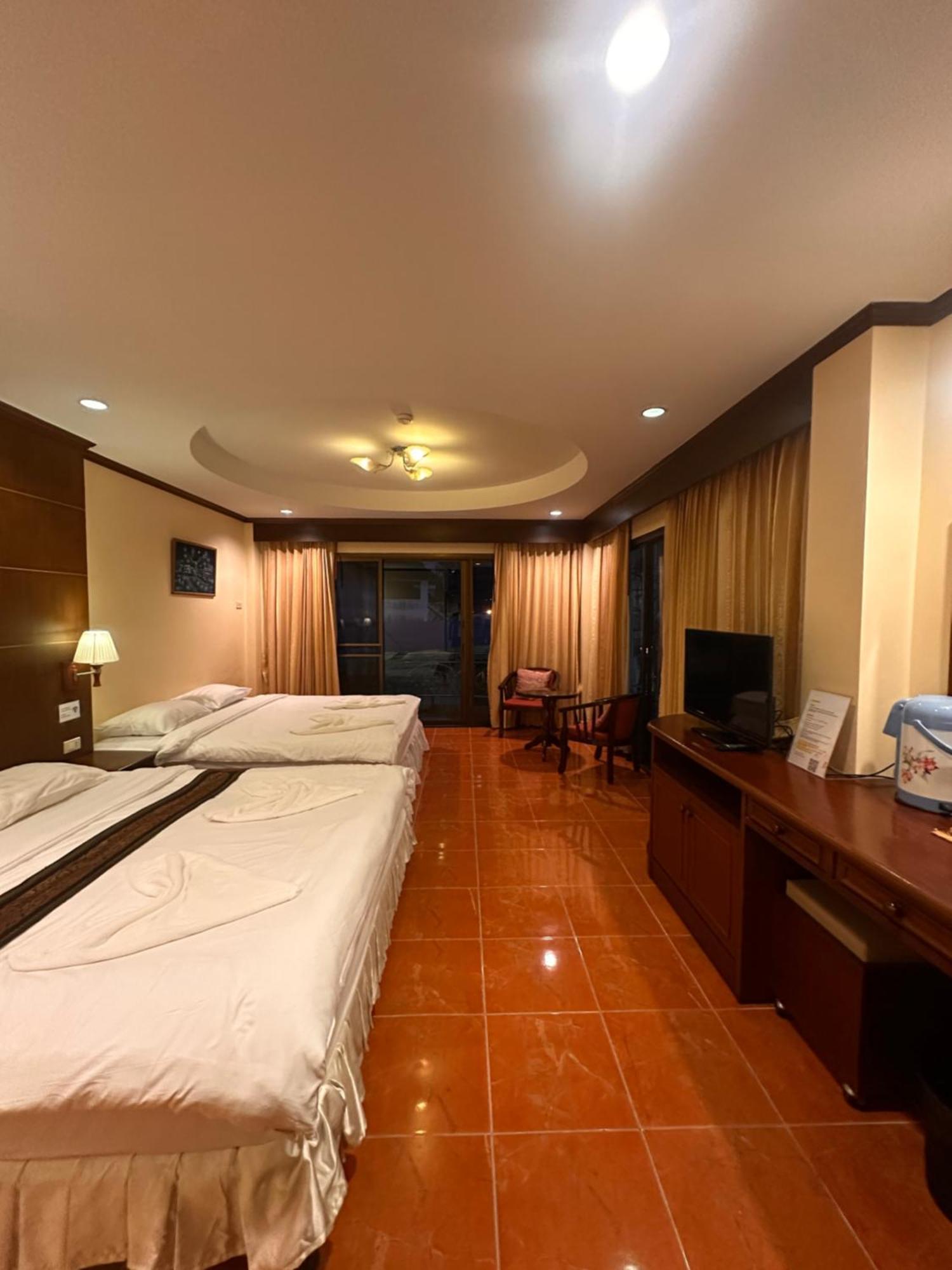 Отель Centre Point Nanai Patong Экстерьер фото